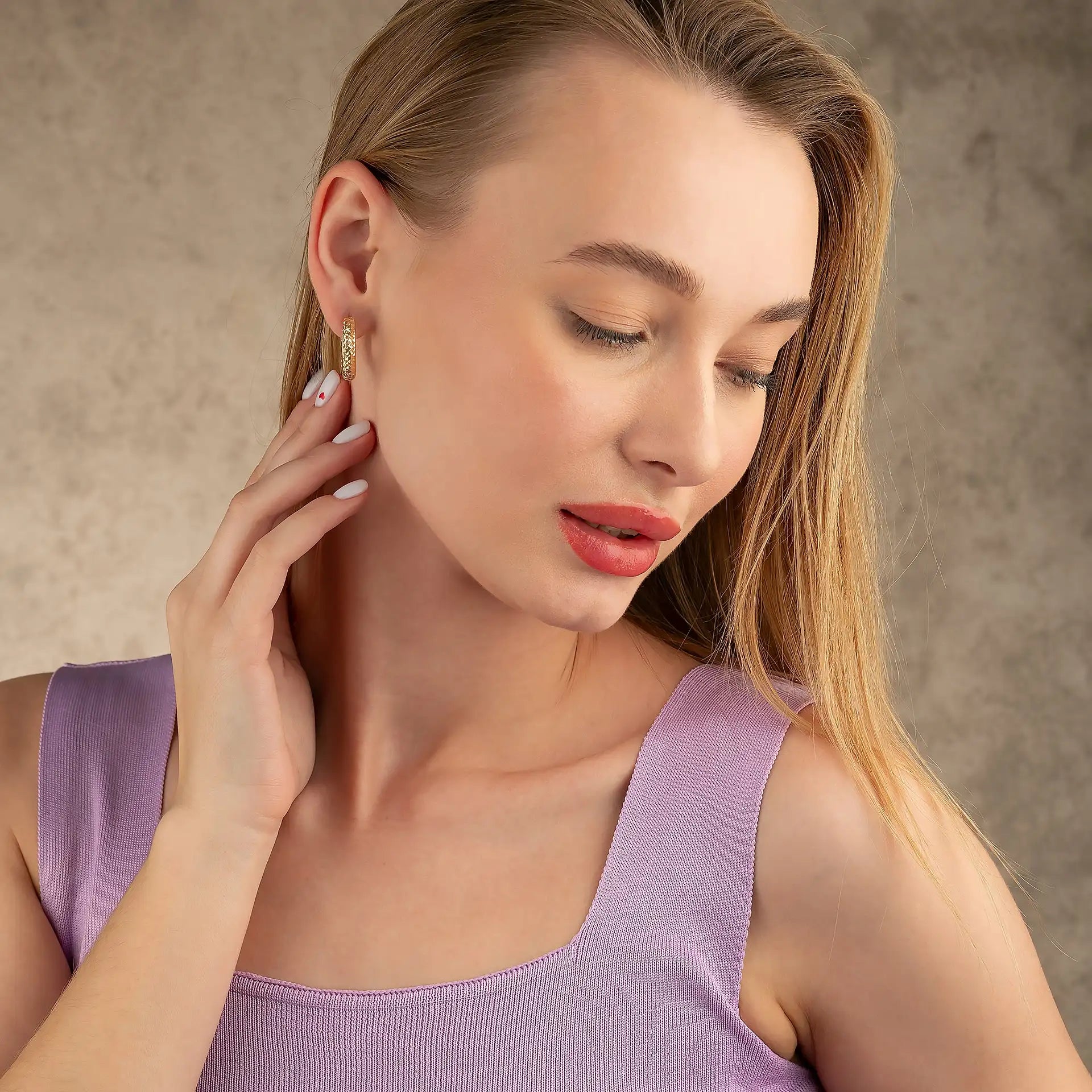 Lavender ribbed tank top with gold hoop earrings